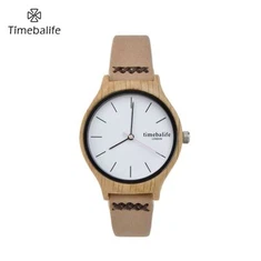 ミニマリストの女性ウッドウォッチ